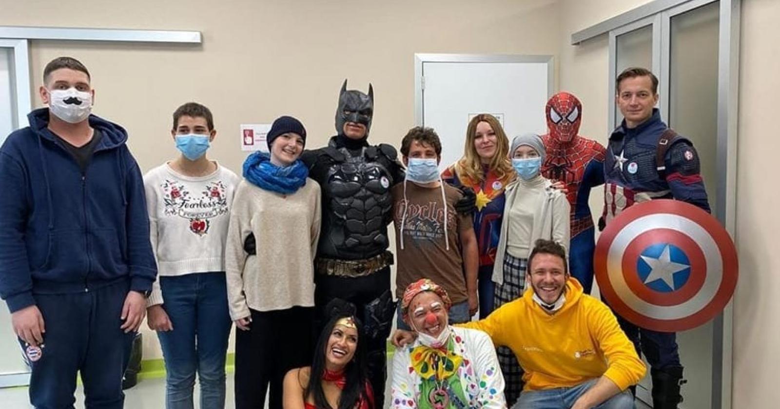 I "supereroi" in visita ai bambini di oncoematologia pediatrica.
