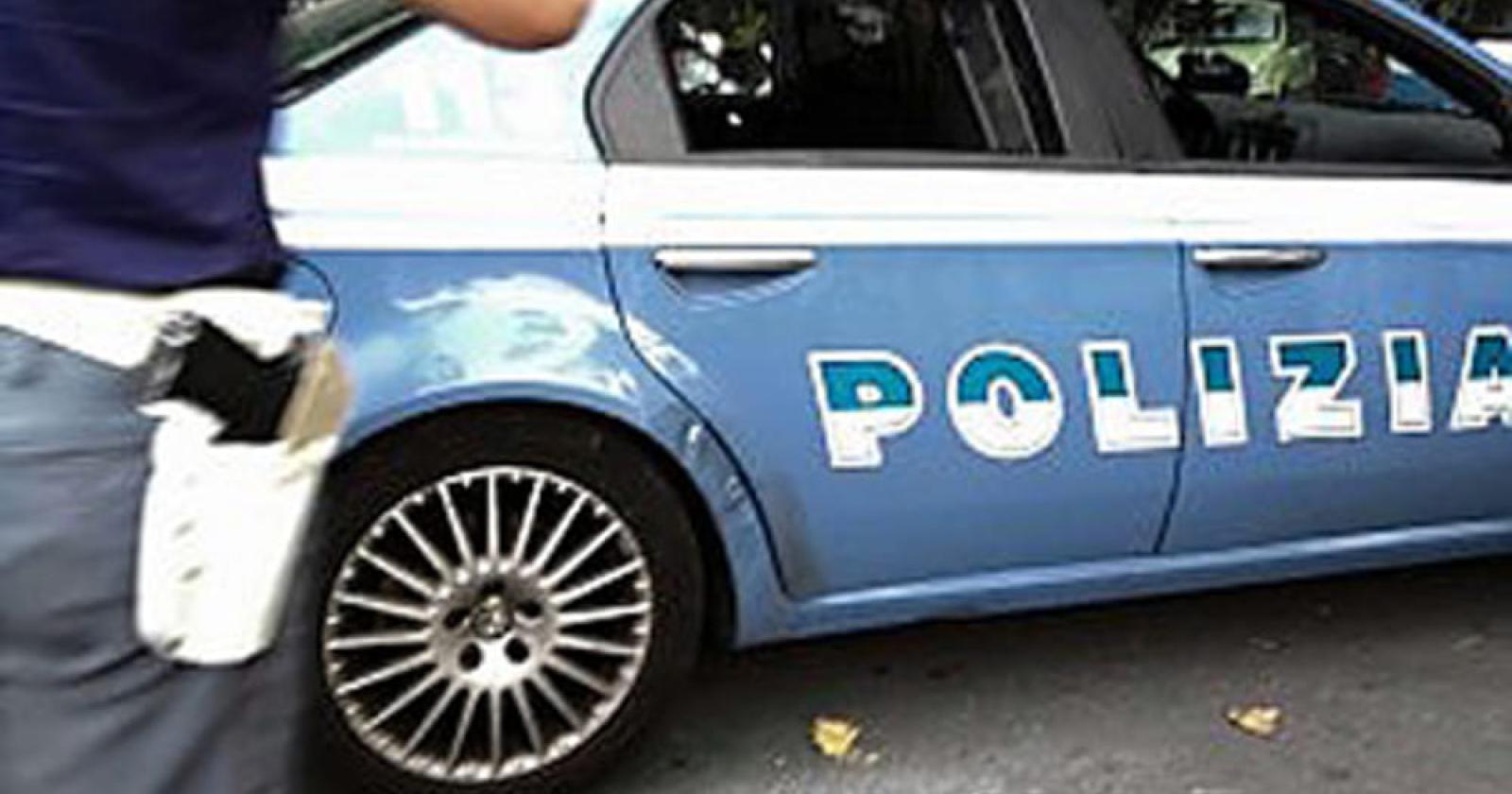 Prende a calci un bancomat, palpeggia una donna, si masturba dal panettiere, denunciato