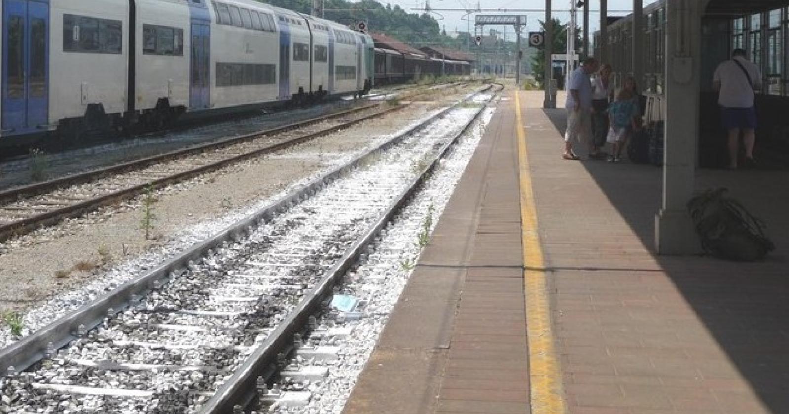 Si butta sotto il treno in partenza, dramma in serata