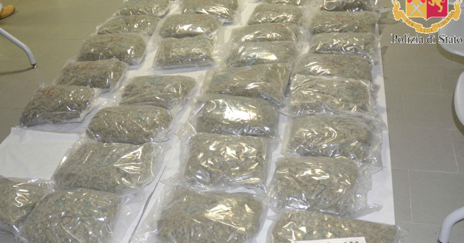 44 chili di marijuana all'outlet, arrestati in due