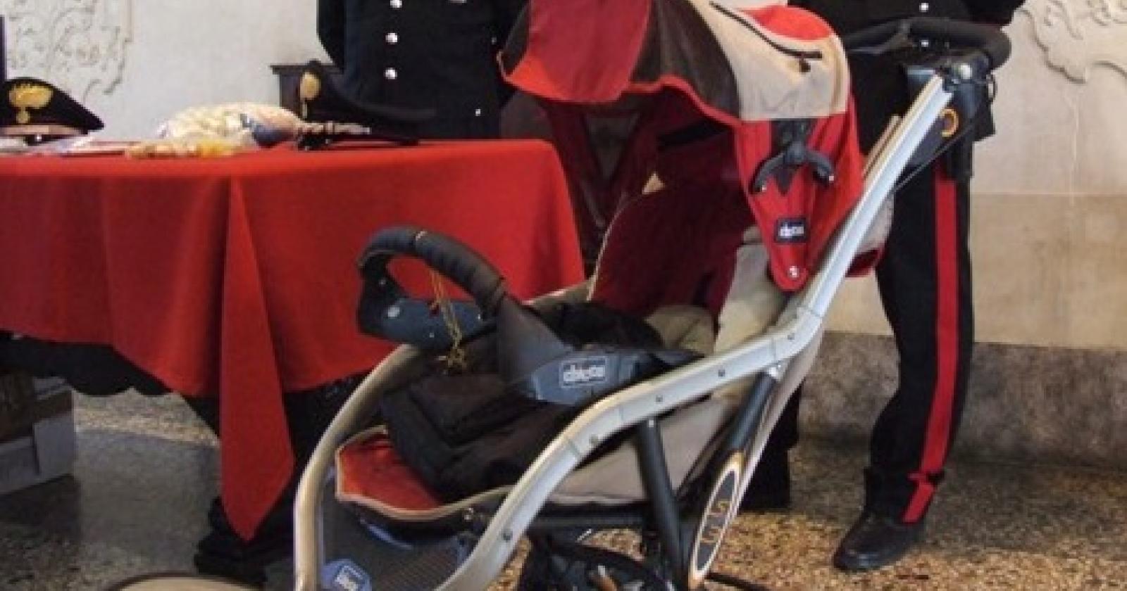 Rubano e nascondono tutto nel passeggino del neonato: arrestate
