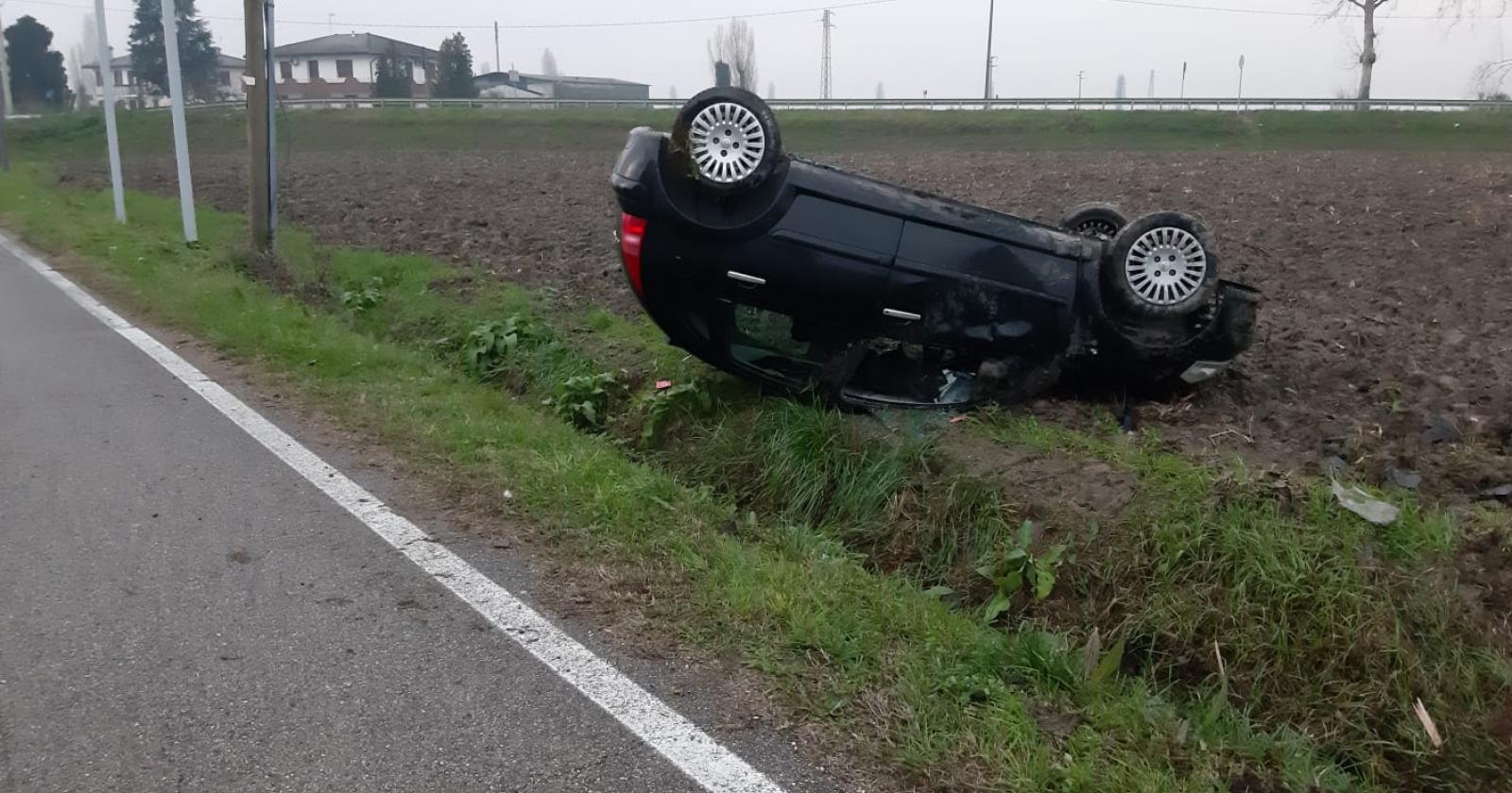 19enne perde il controllo dell'auto e finisce cappottato