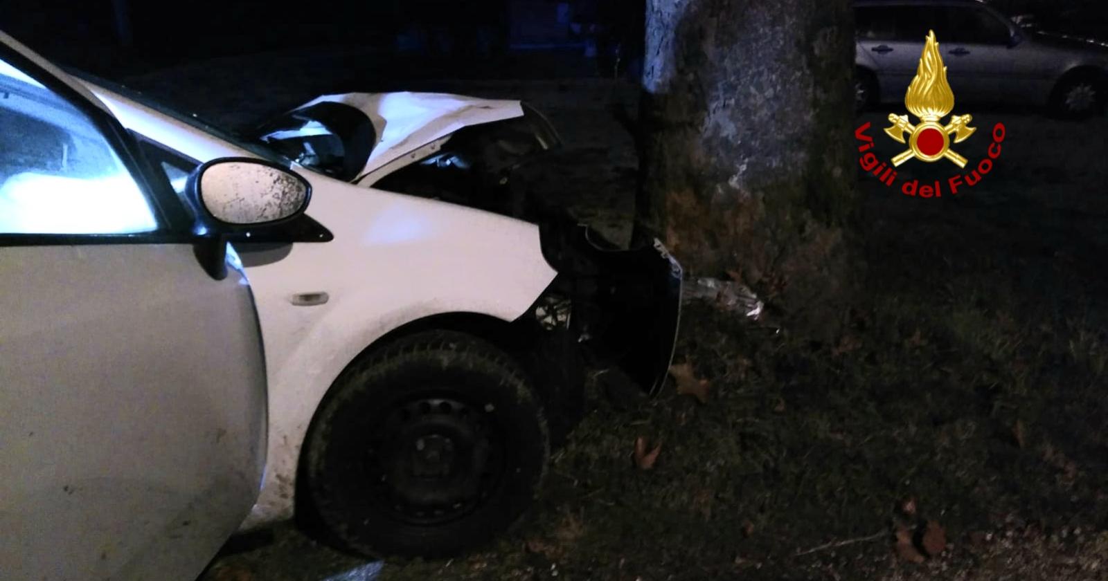 Campagna shock: la Regione installa auto distrutte davanti alle discoteche 
