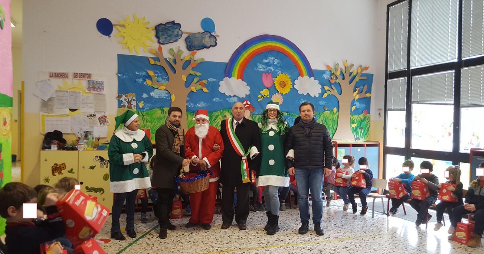 Babbo Natale porta dolci e regali in classe