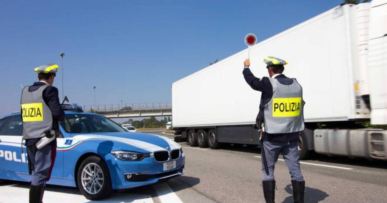 Ubriaco e senza patente, autista di tir rumeno fermato in autostrada