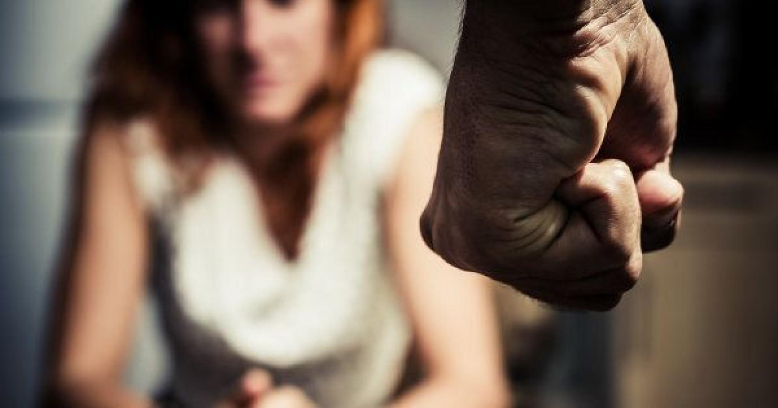 Riempie di botte la moglie "punendola" perché ha finito i soldi per la spesa