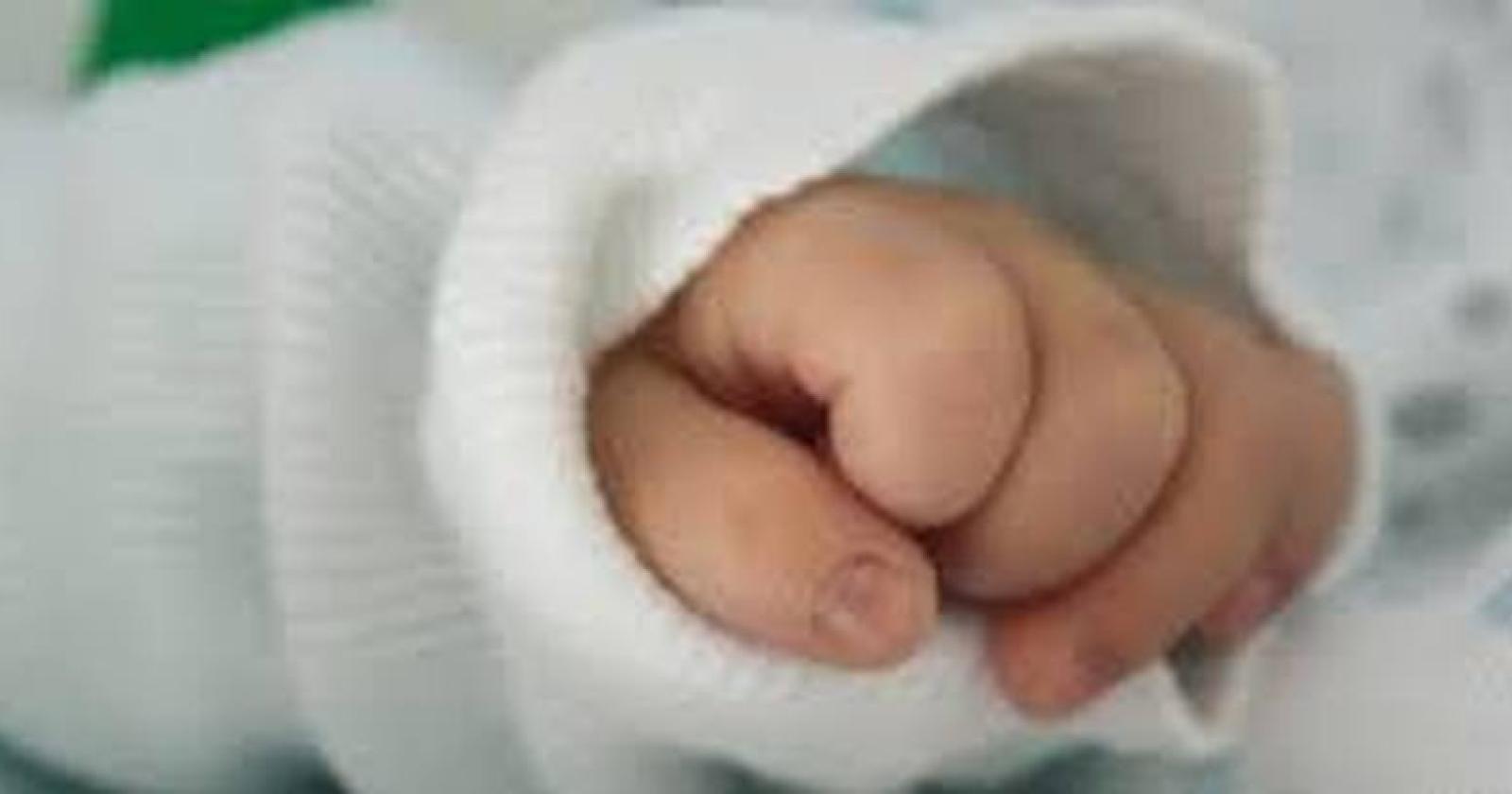 Neonato di 5 mesi in coma, indagata la mamma: lo ha scosso con violenza
