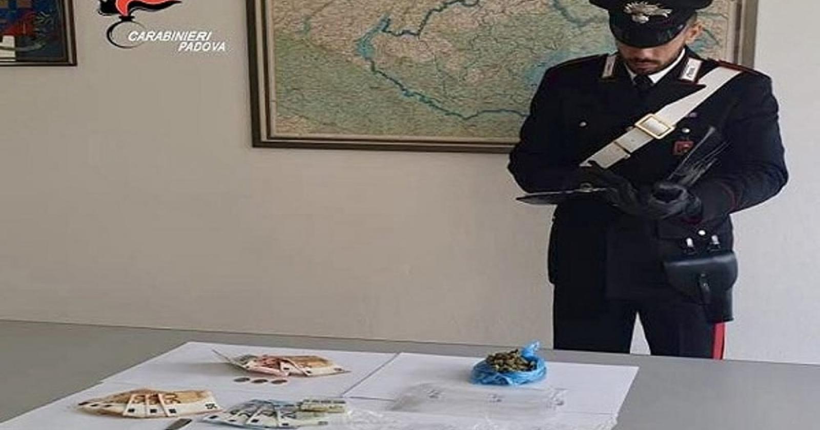 Vendeva stupefacenti: 18enne nei guai