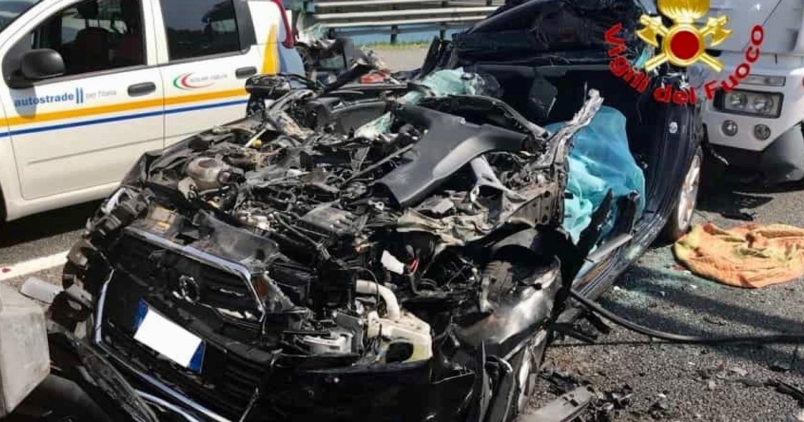 Carcasse d'auto davanti alle discoteche per la prevenzione