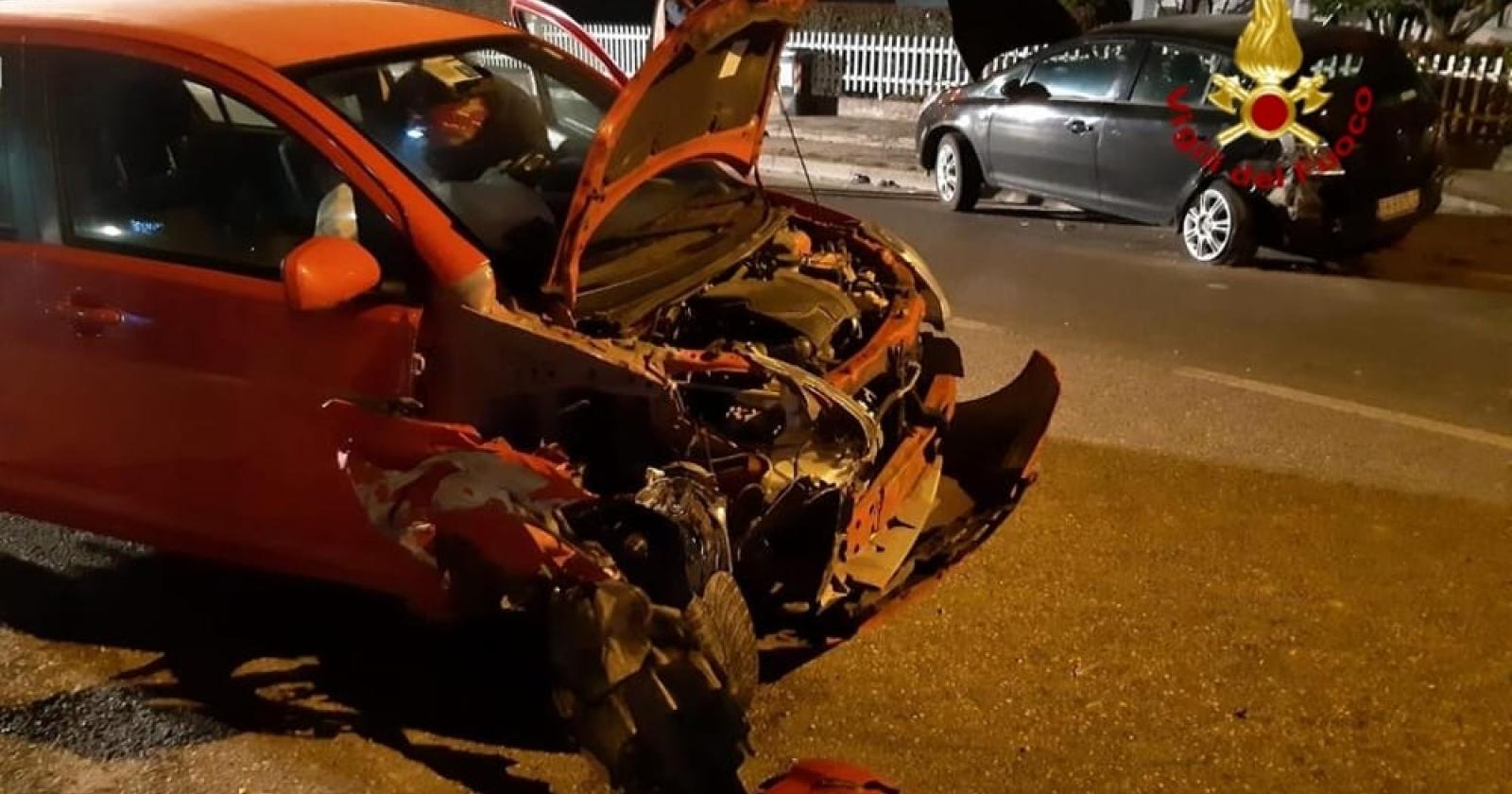 Frontale tra automobili: due persone ferite