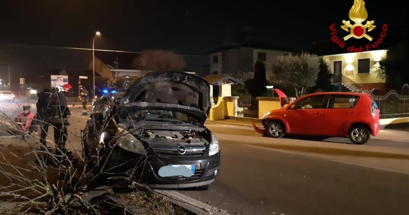 Frontale tra automobili: due persone ferite