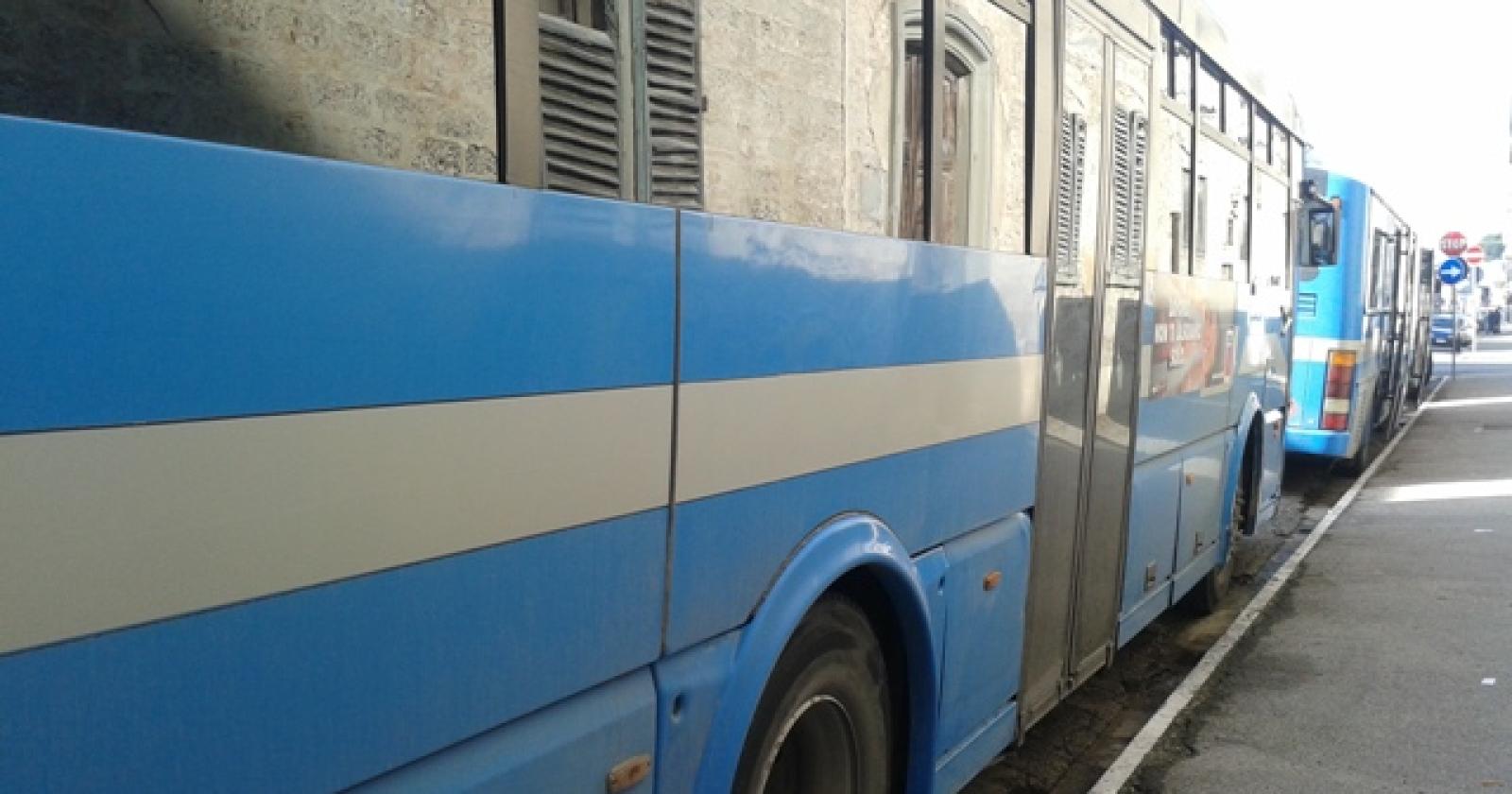 L'autobus frena e un'anziana cade e batte la testa