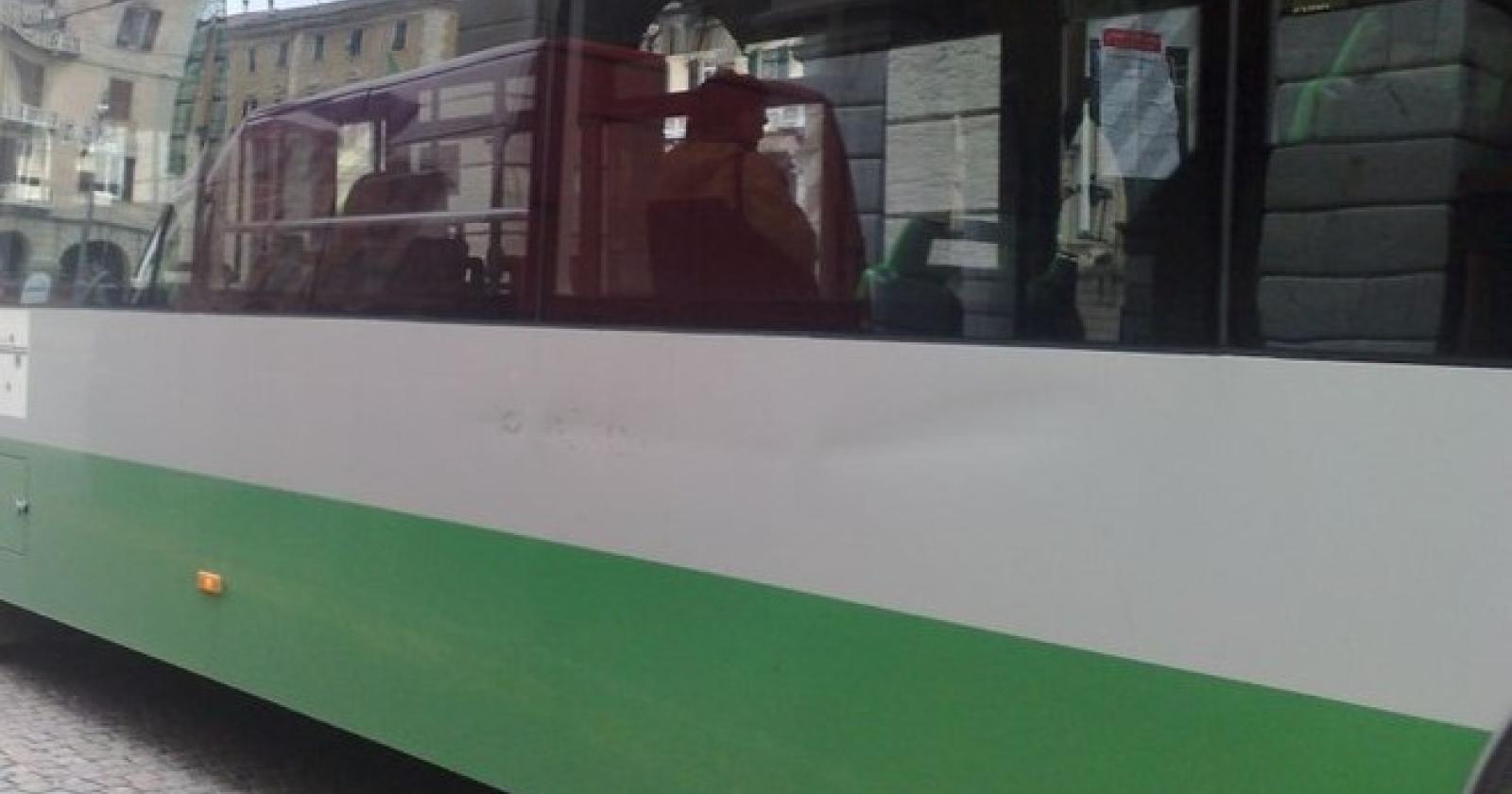 L'autobus frena e un'anziana cade e batte la testa