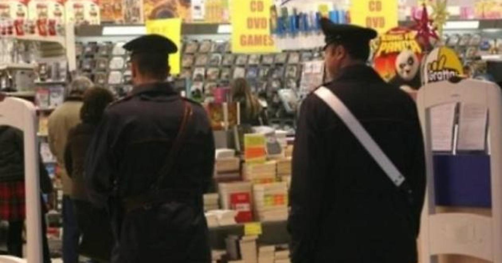 Rubano liquori al supermecato: denunciati due ragazzi