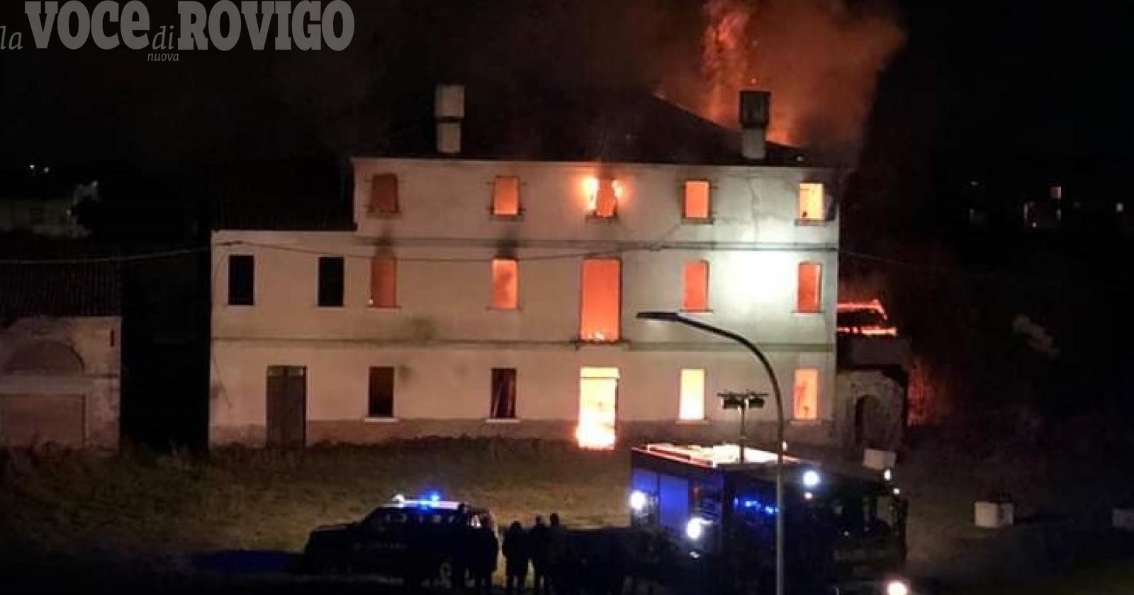 Si riaccendono le fiamme nella villa devastata dal fuoco