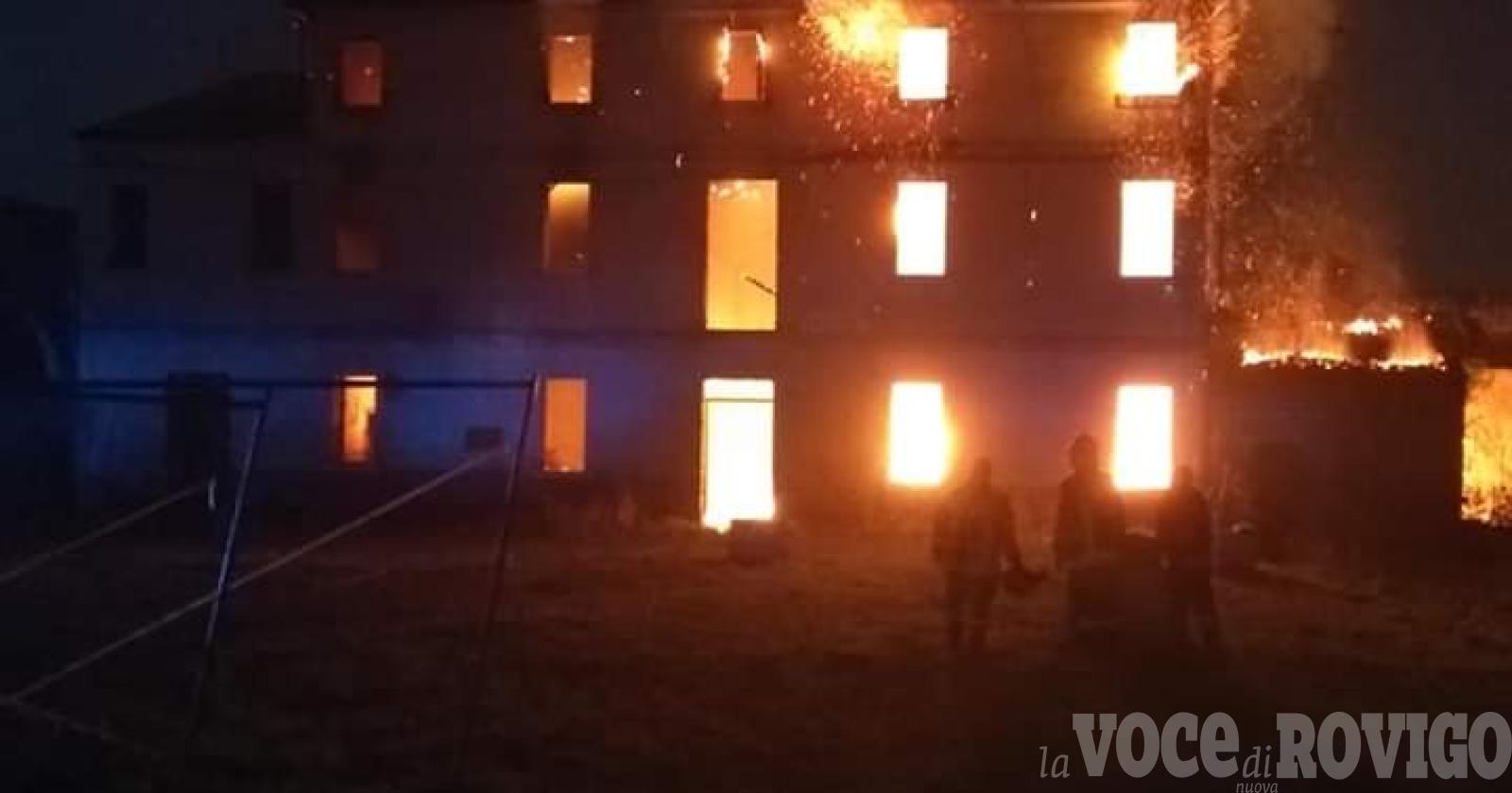 Si riaccendono le fiamme nella villa devastata dal fuoco