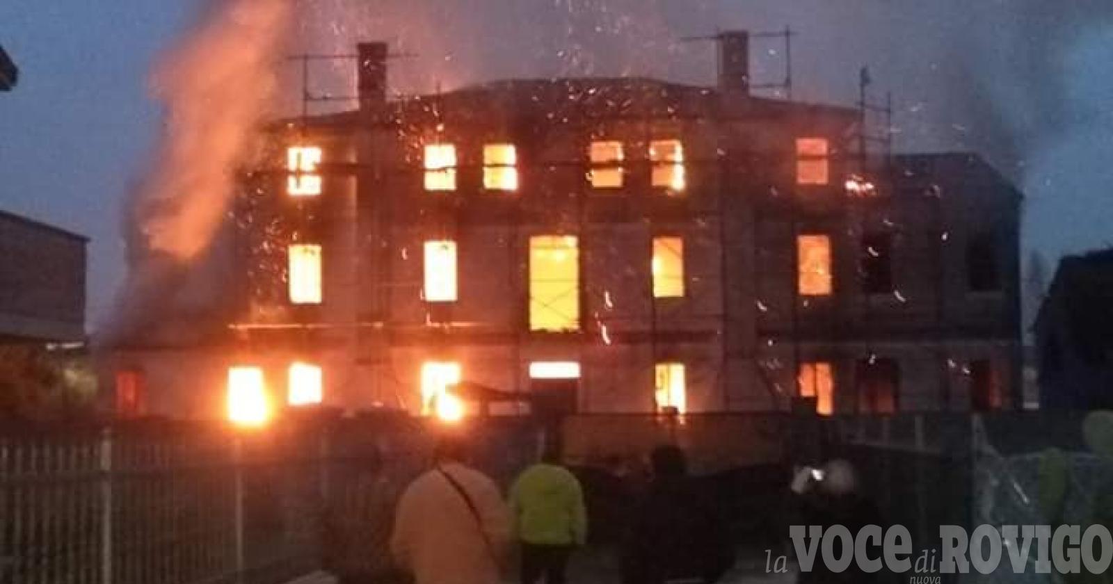 Villa devastata dalle fiamme: "Dentro c'erano due sconosciuti"