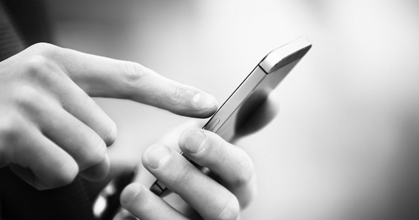 Intercetta le telefonate della moglie con l'amante: condannato a 9 mesi