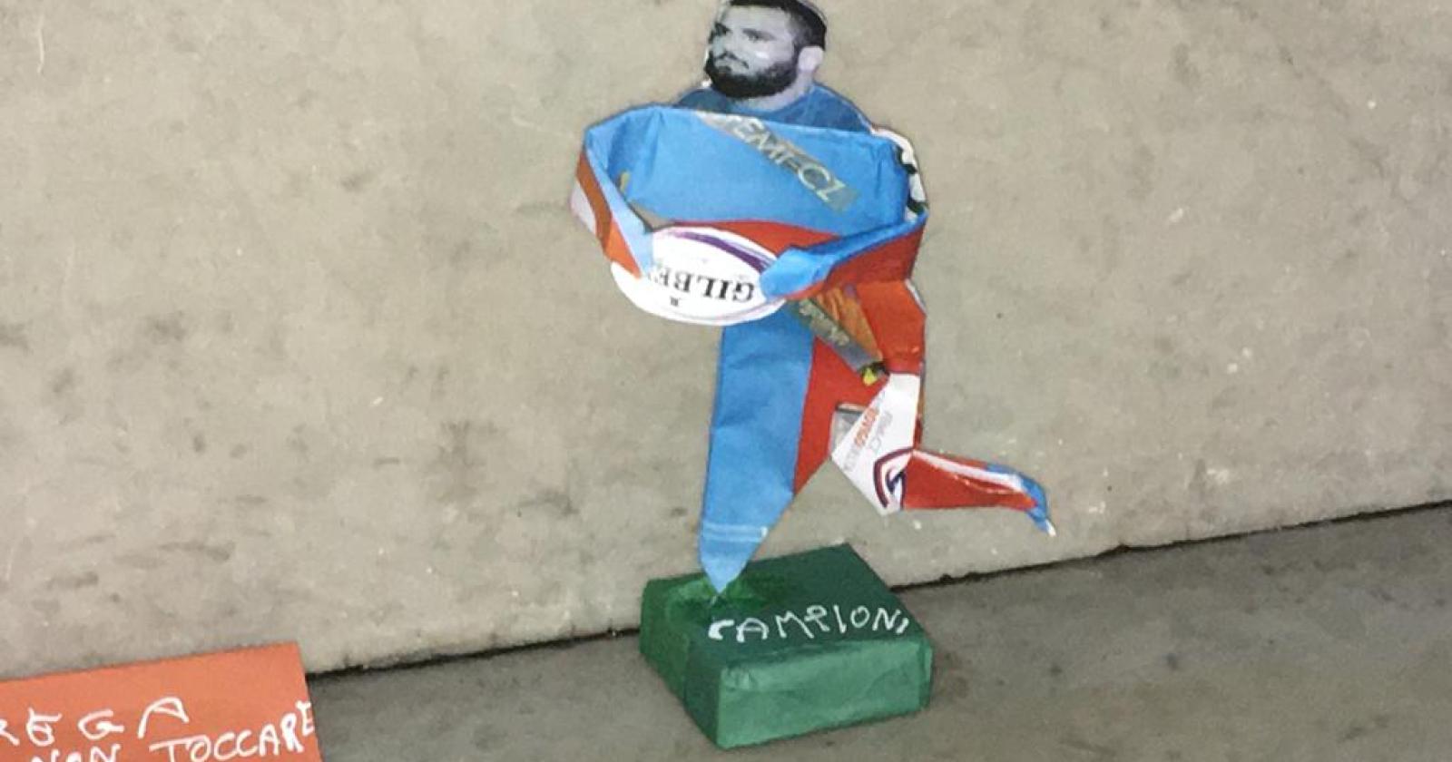 Sotto il monumento, un grazie ai Bersaglieri
