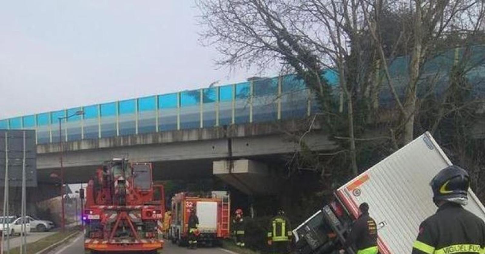 Camion pieno di bare finisce nel fosso