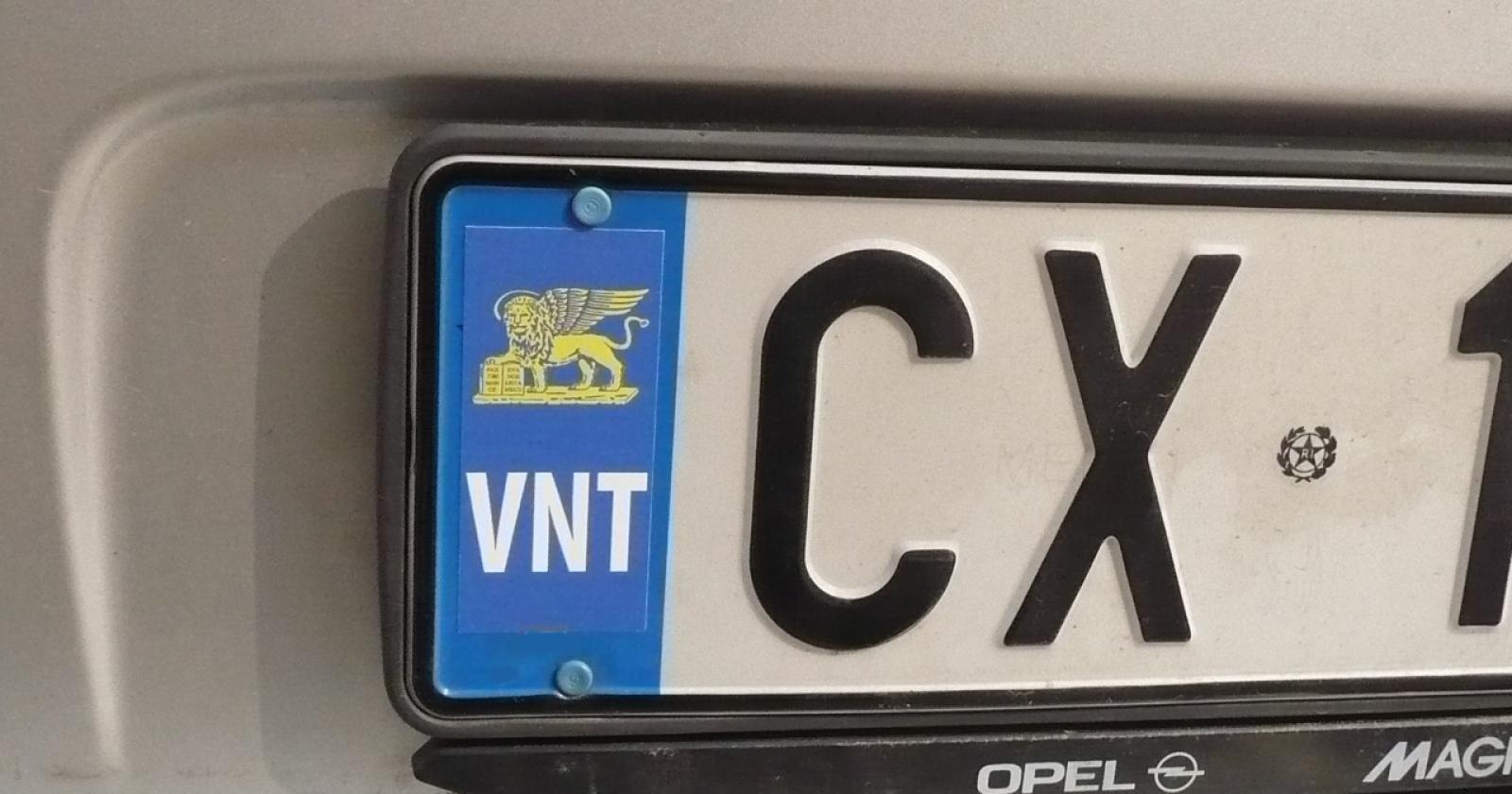 Venetisti con la targa dello "stato dele Venesie"