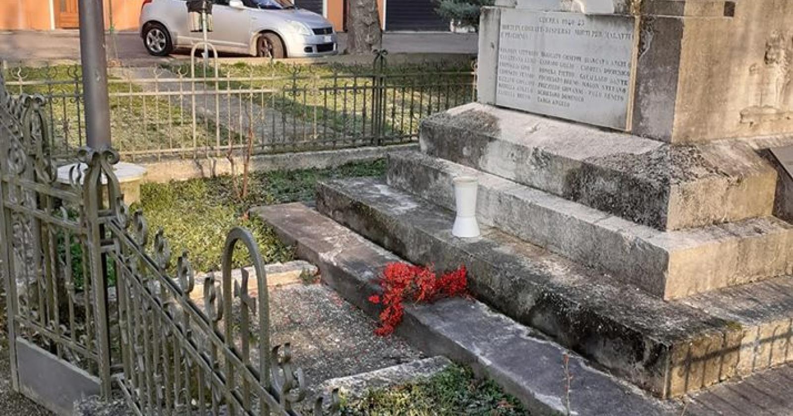Vile gesto sul monumento ai caduti