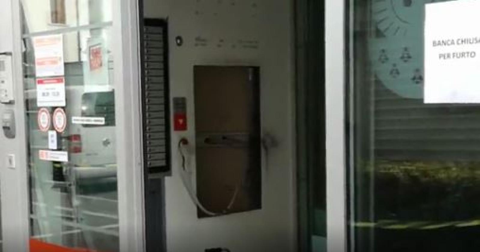 Fanno esplodere il bancomat: poi gli spari