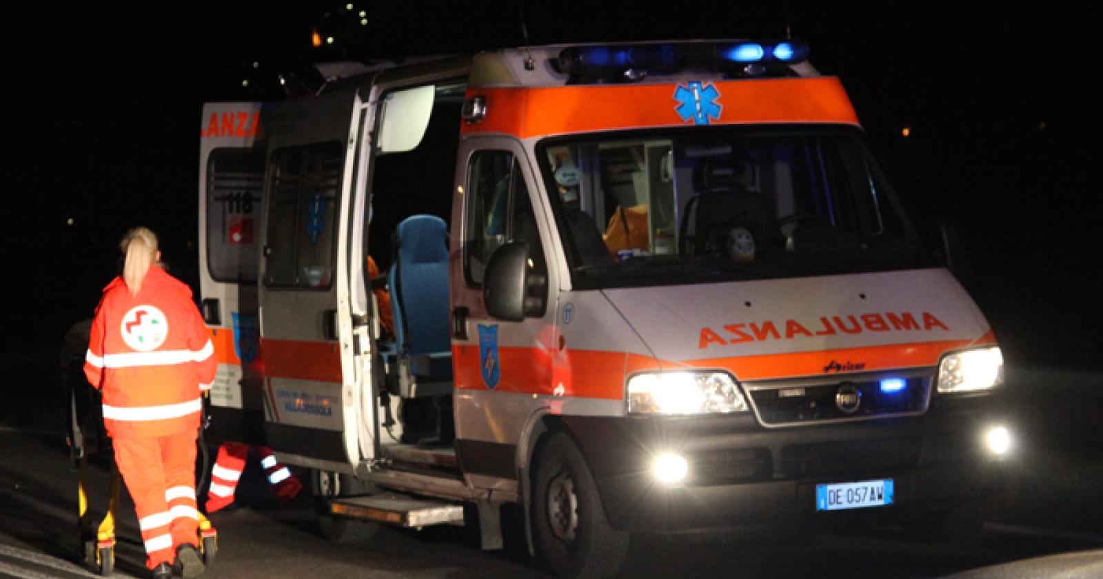 Finisce con l'auto nel canale