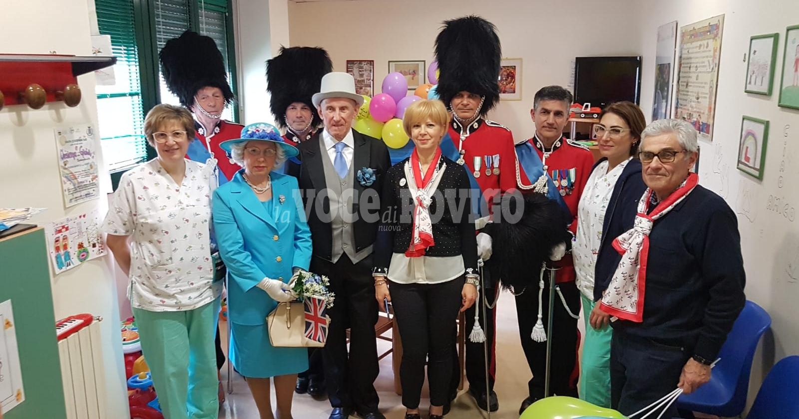 The Queen con l'Ail dai bimbi della pediatria