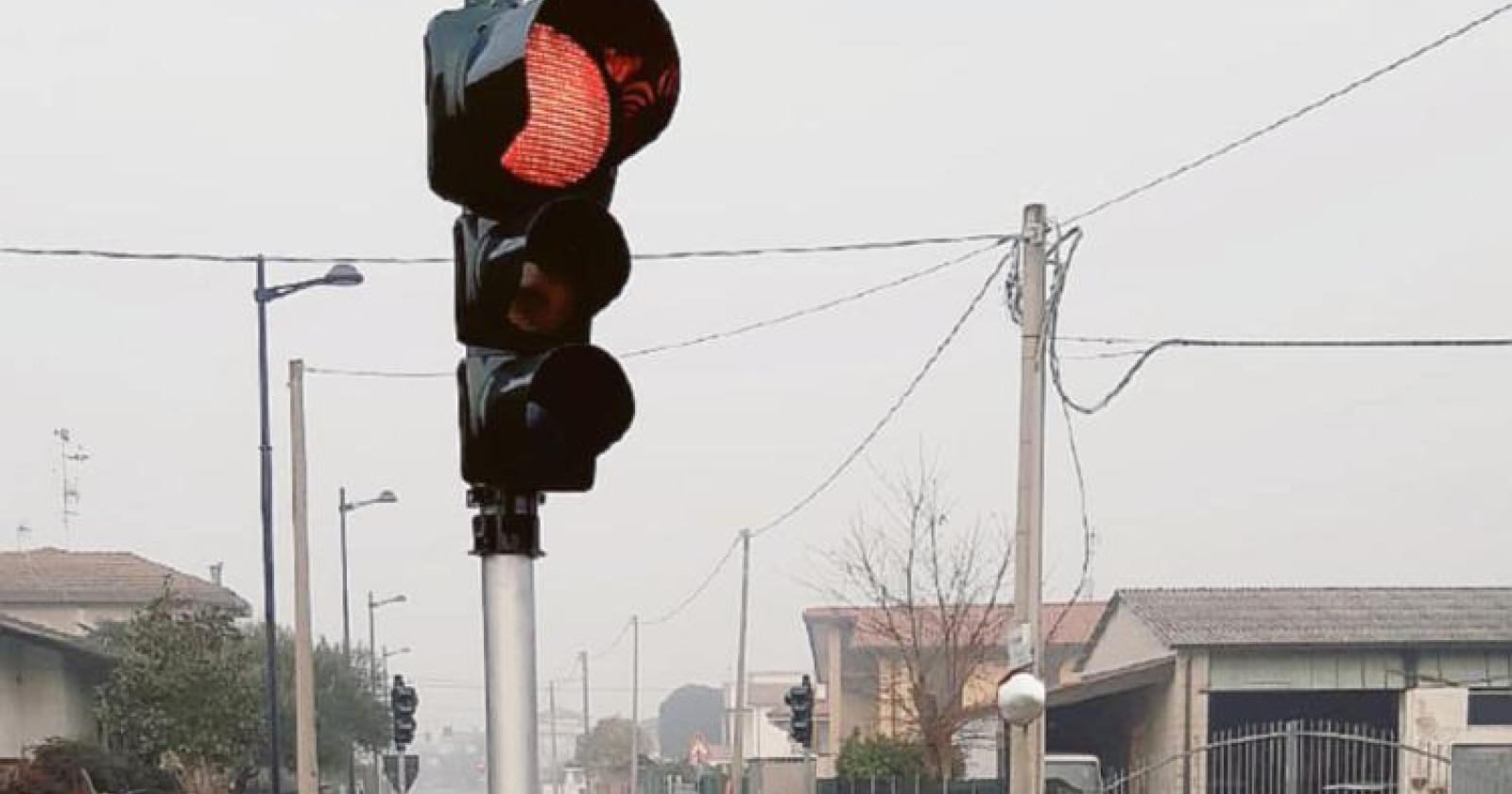 Il semaforo torna a funzionare