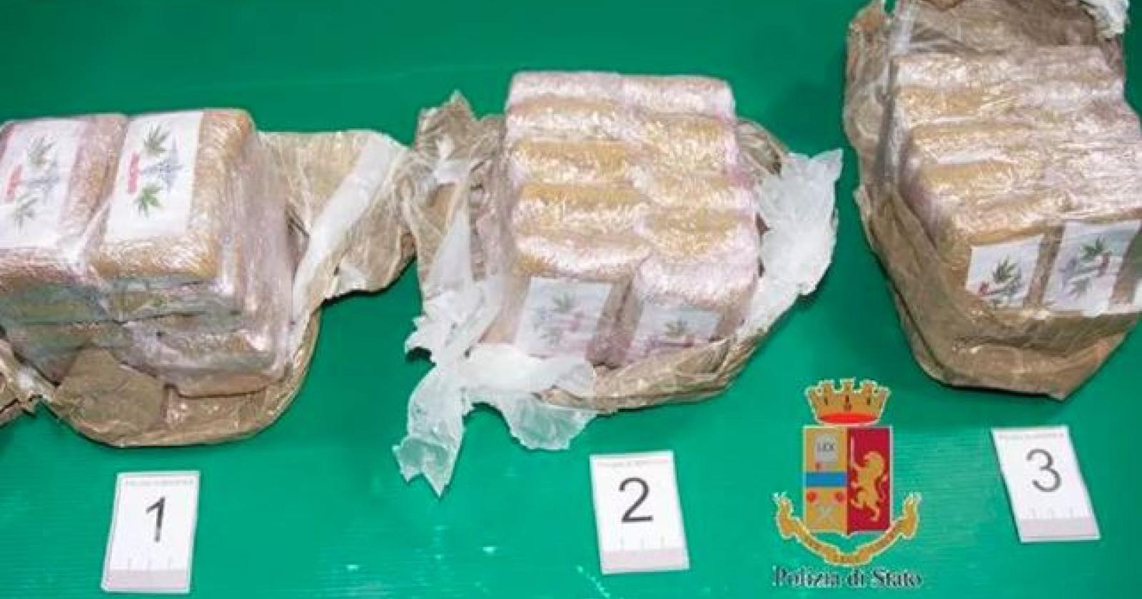 Tre chili di droga in auto, arrestato: evade