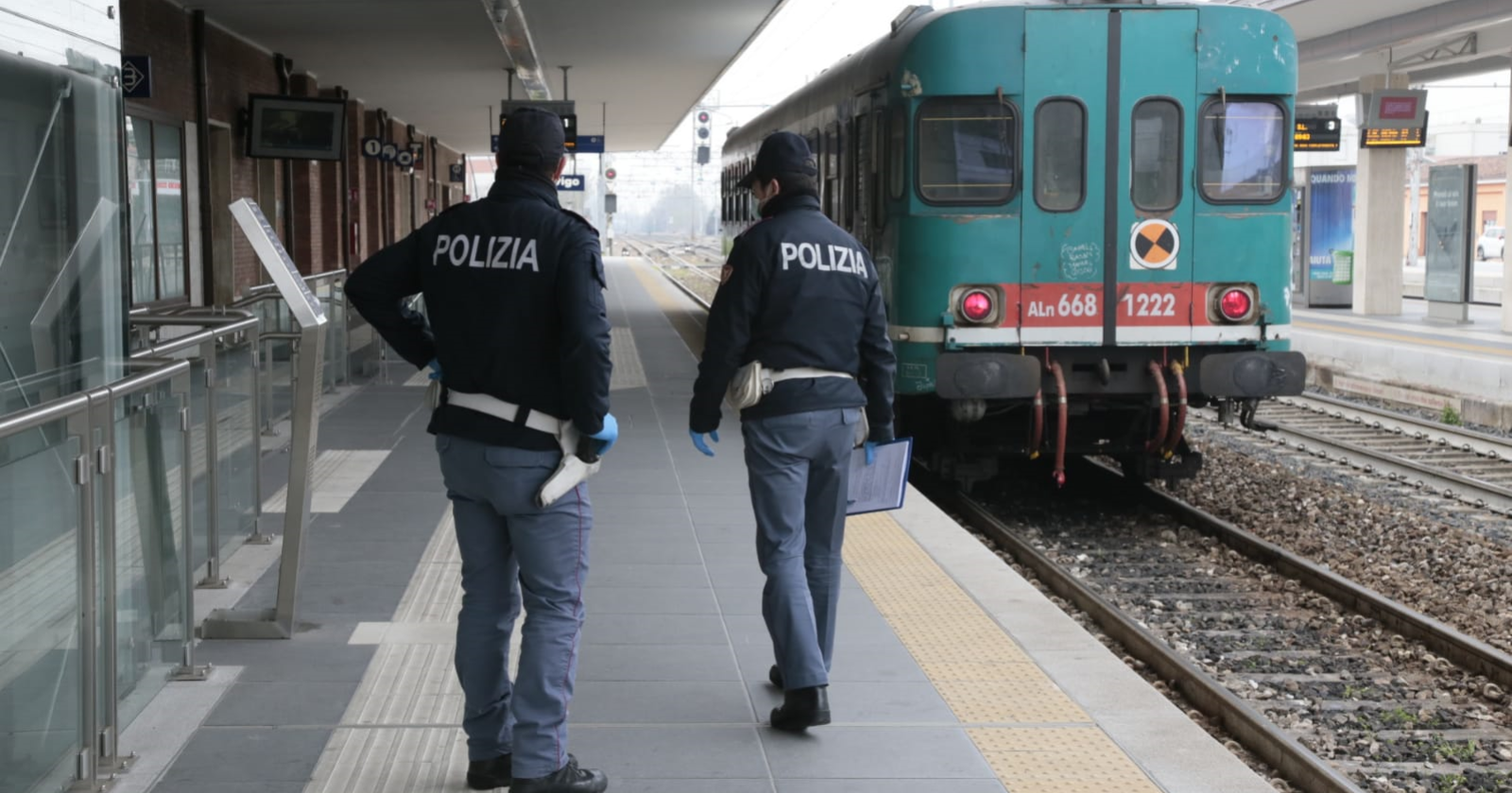Paura in stazione: si minacciano con bottiglia di vetro e catena della bici tra un binario e l'altro