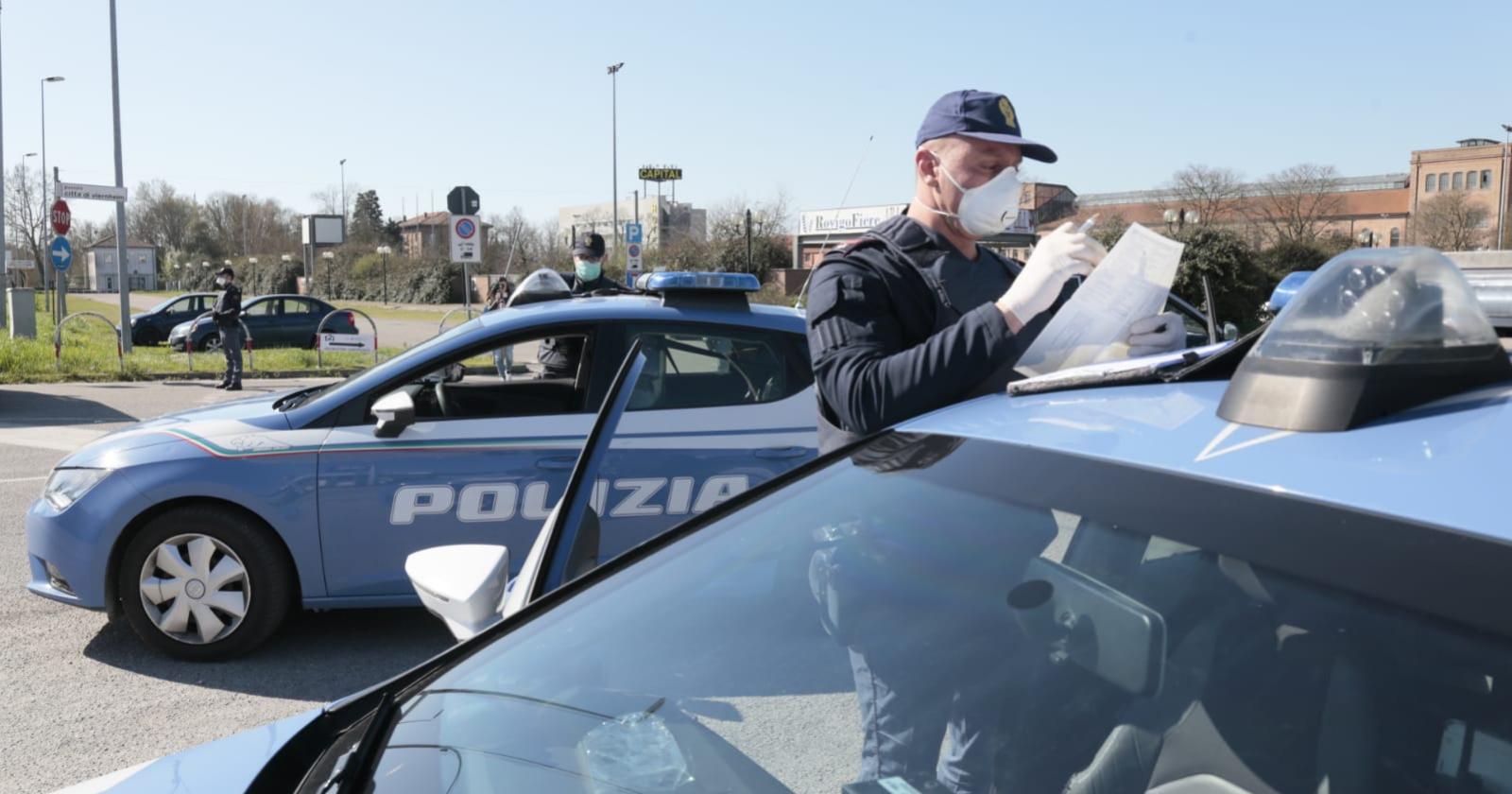 Chiedono ai poliziotti come raggiungere gli amici, denunciati
