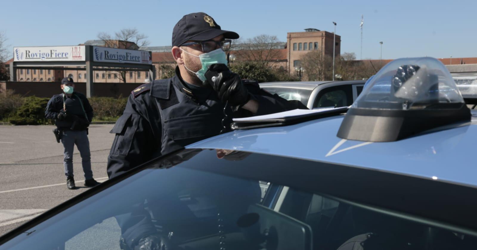Lo rapinano in pieno giorno: arrestati