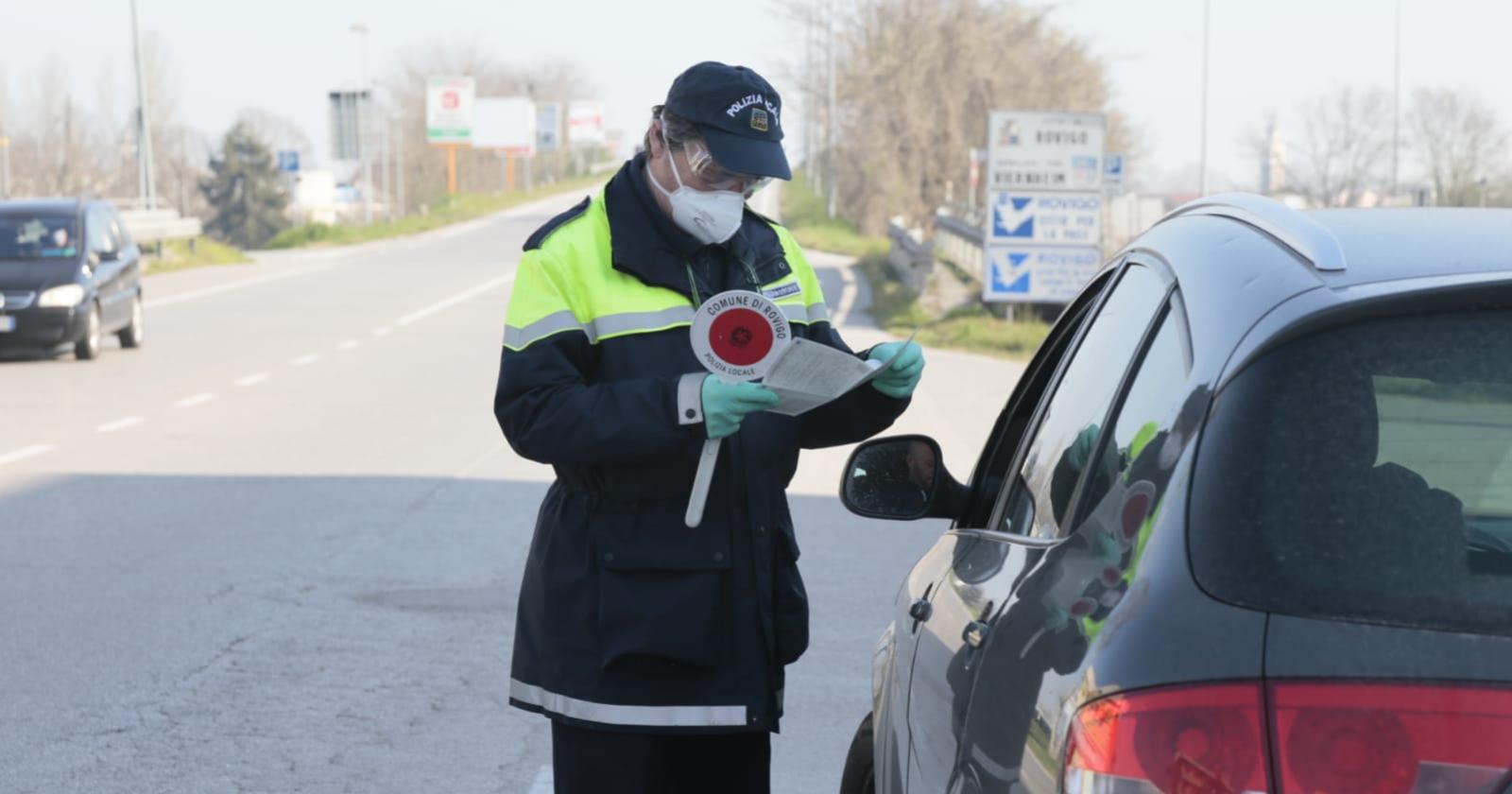 Conte chiude tutto, la gente continua a uscire: nuove denunce