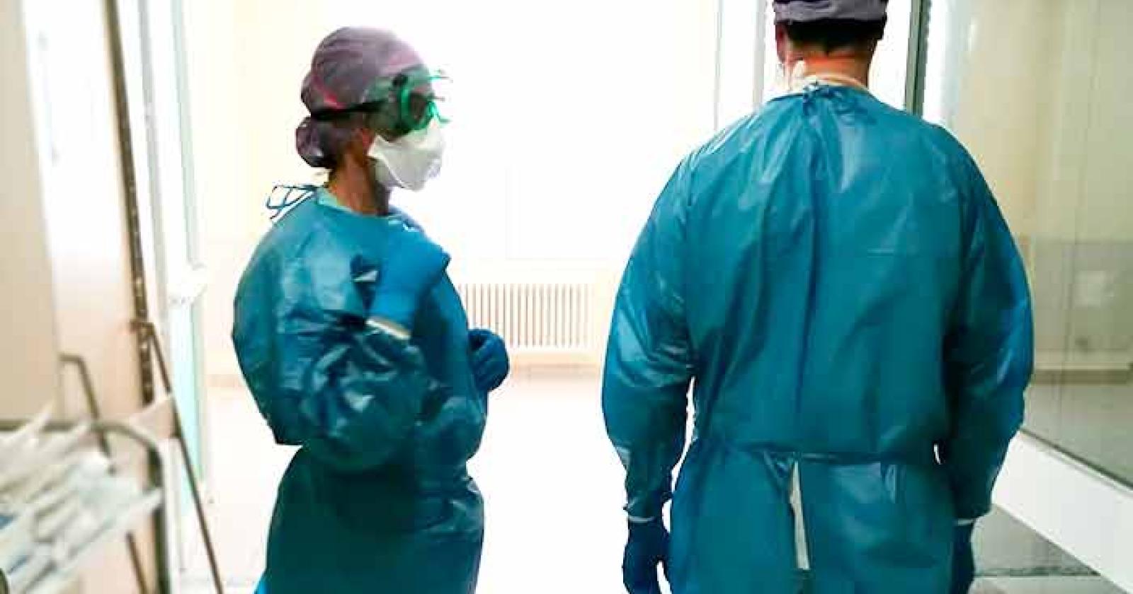 Contro il virus nasce la macchina staffetta: a bordo un infermiere per il tampone a domicilio