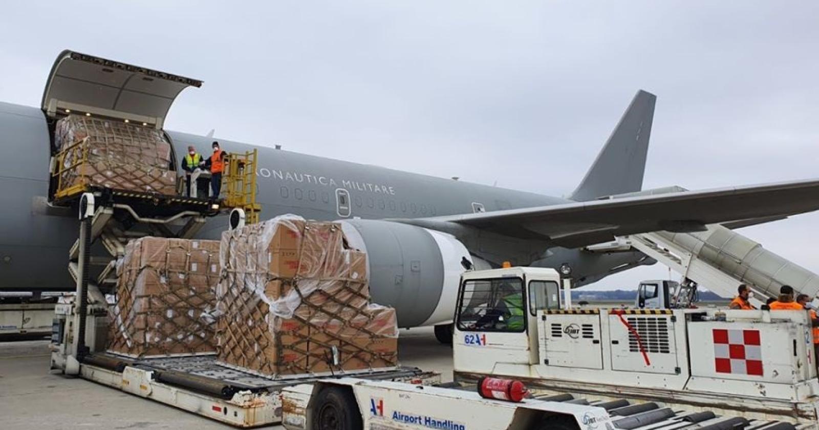Milioni di mascherine, respiratori e personale sanitario: la solidariet&agrave; del mondo all'Italia