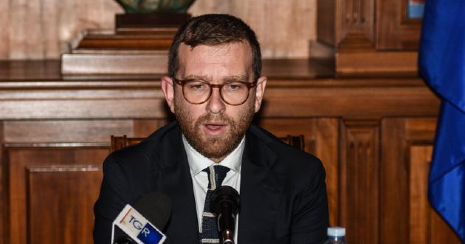 Il ministro Provenzano: "Aiuti anche a chi lavora in nero"
