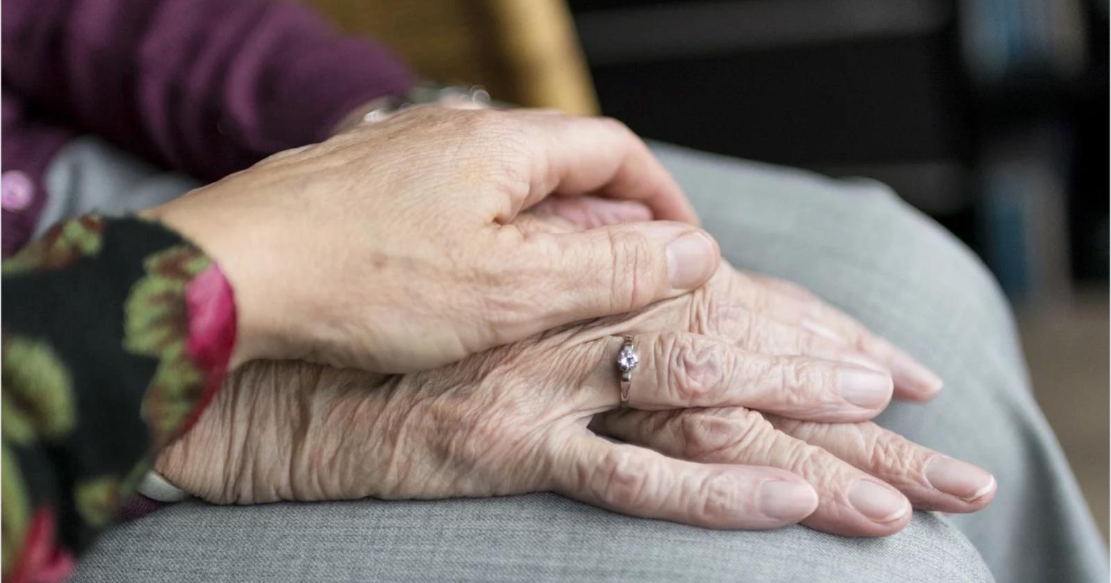 53enne picchia selvaggiamente l'anziana madre