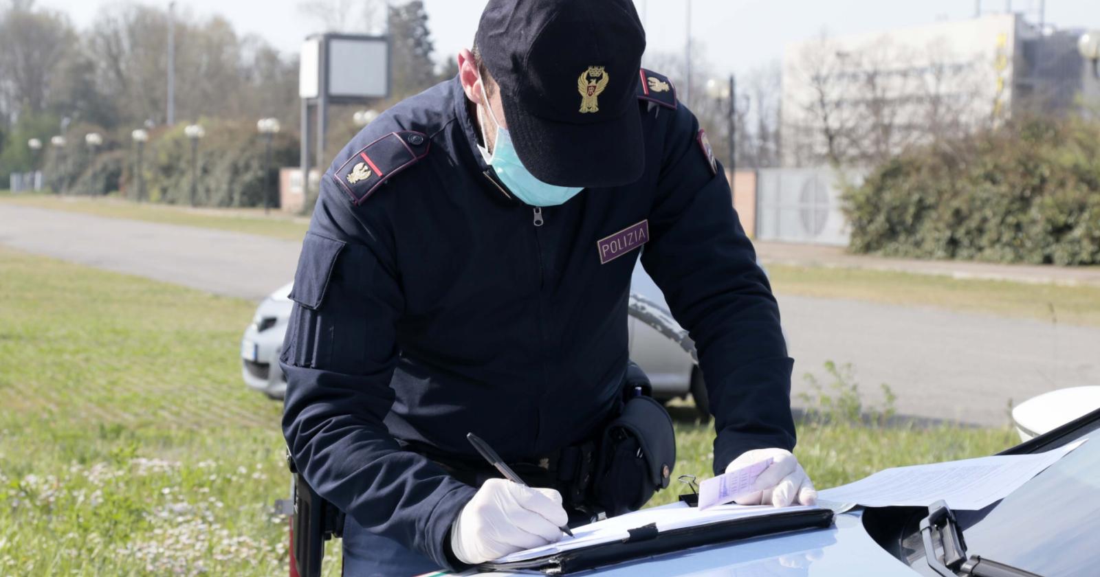 Altra raffica di multe, e c'è chi arriva da Venezia con la droga in tasca