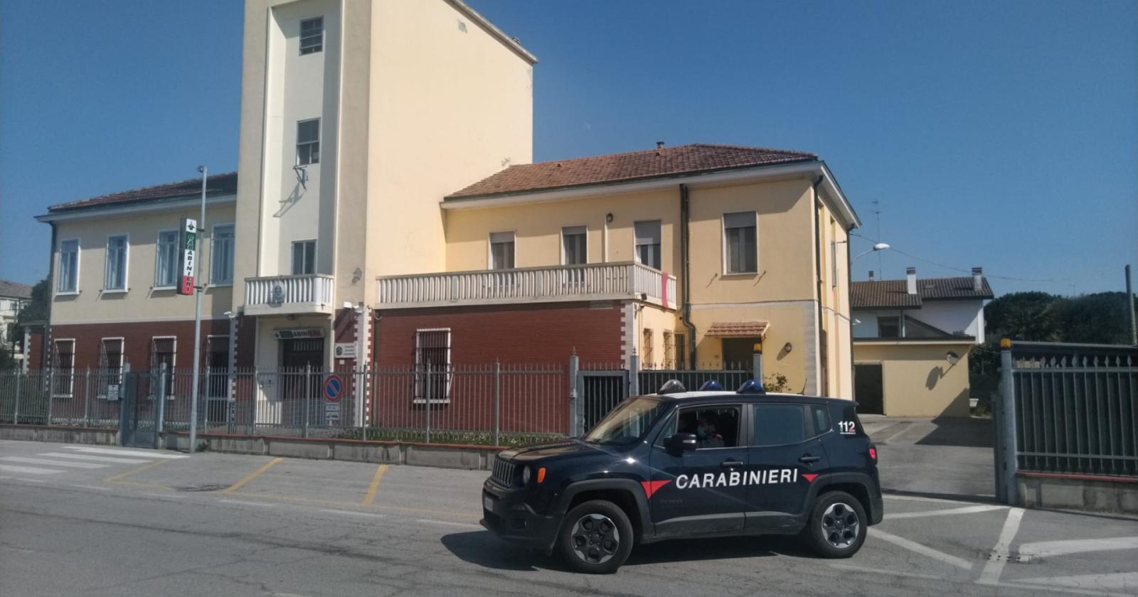 Ubriaco semina panico al bar