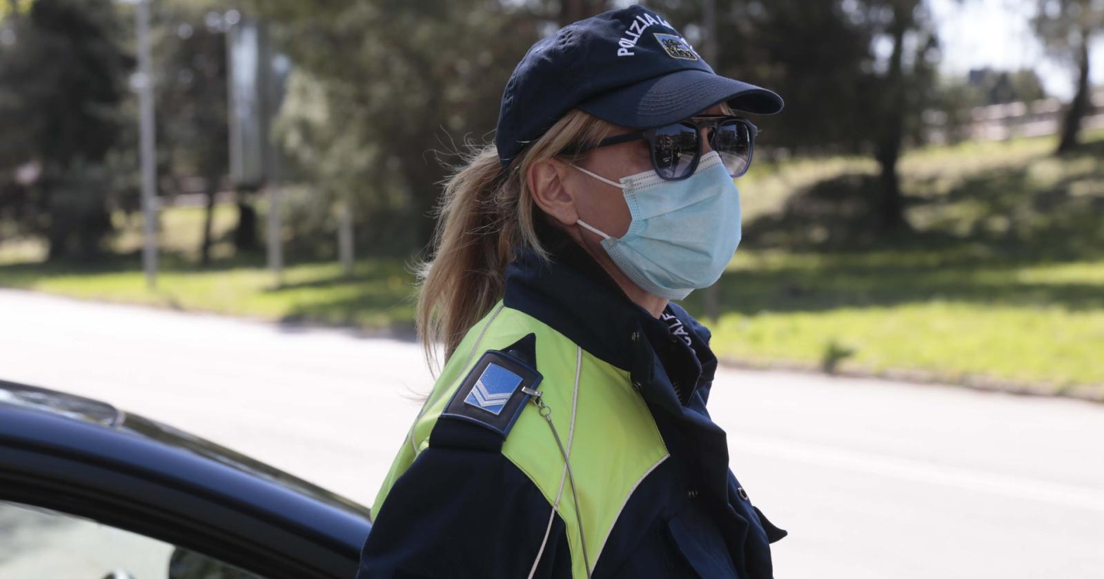 Non lo capiscono: gente senza mascherina e che corre lontano da casa