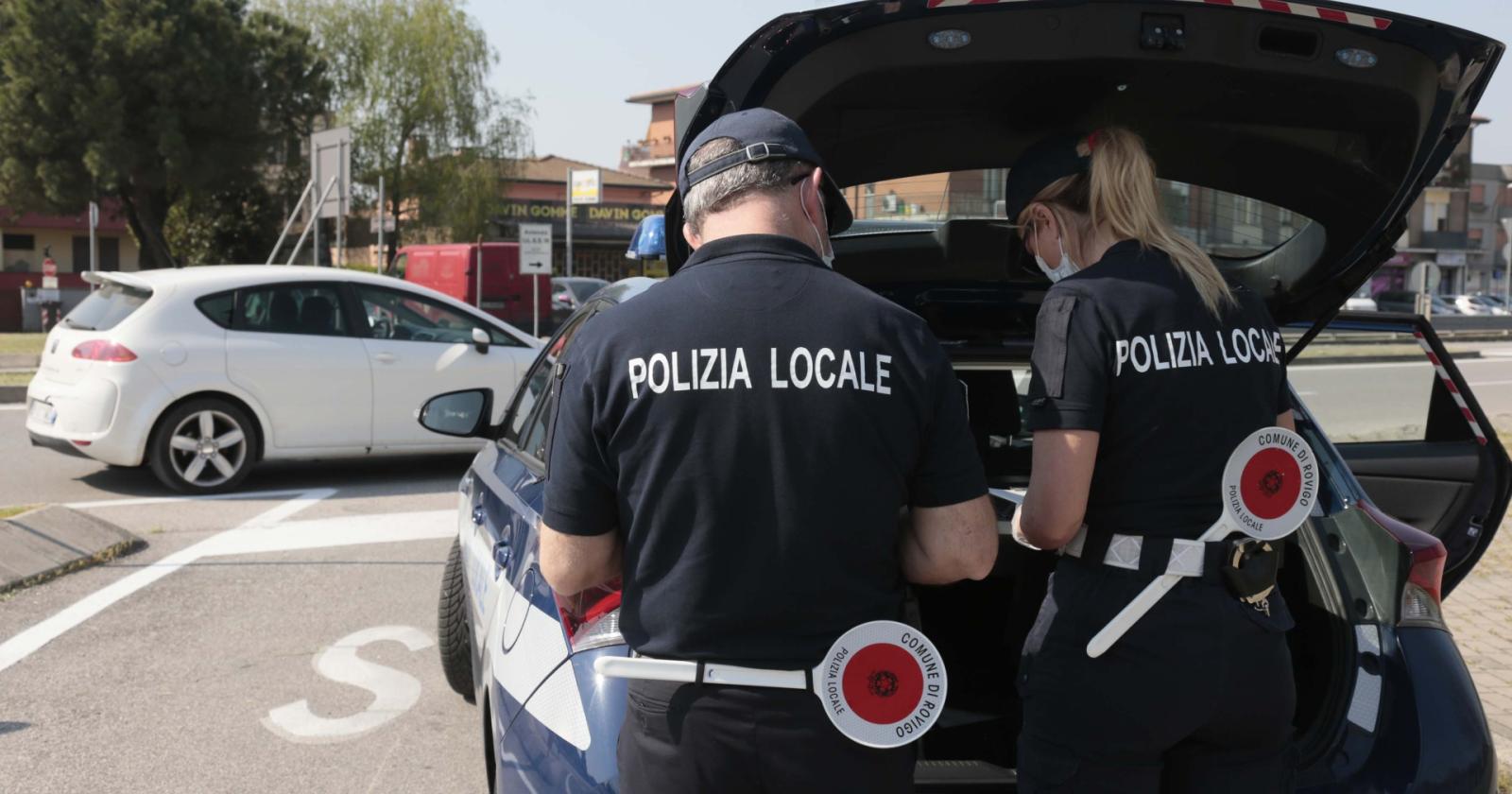 Presenta documenti falsi, arrestato un uomo
