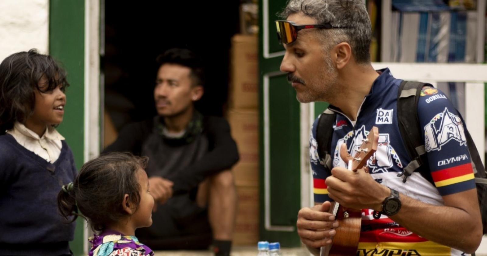 Il “Comicista” diventa regista: il racconto del suo viaggio in Nepal e l'ingresso nel Guinness World record