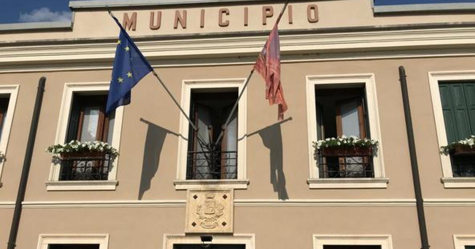 Il sindaco toglie il tricolore dal municipio per darlo ai parrucchieri