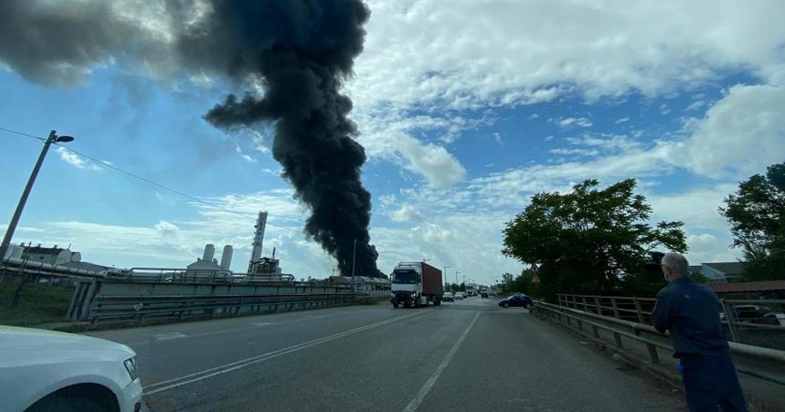 Nube nera e allarme chimico per la popolazione