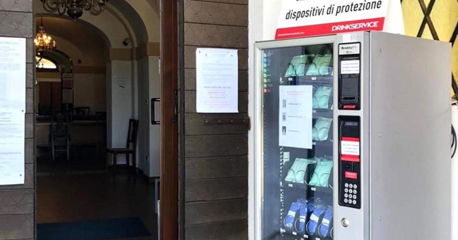 Un distributore di mascherine, guanti e gel davanti al Comune