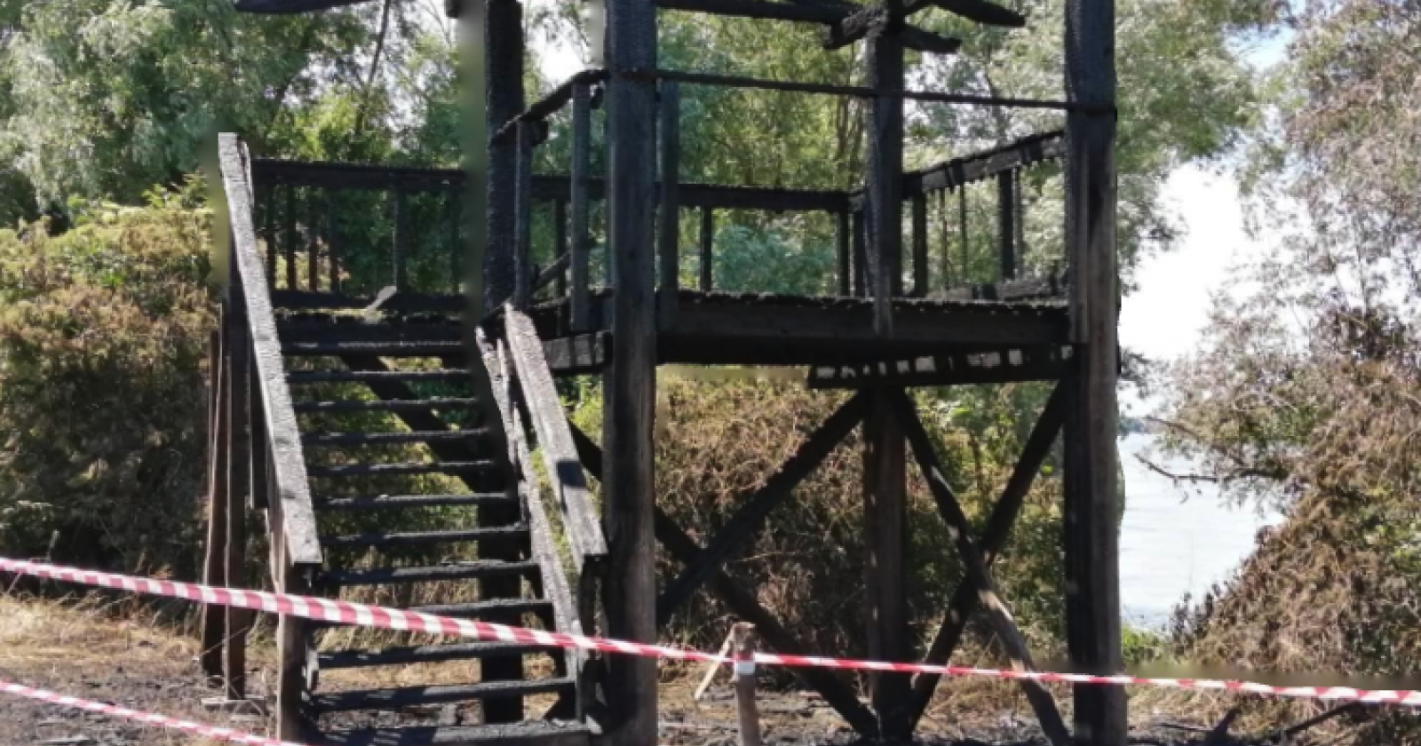 In fiamme la casetta del birdwatching