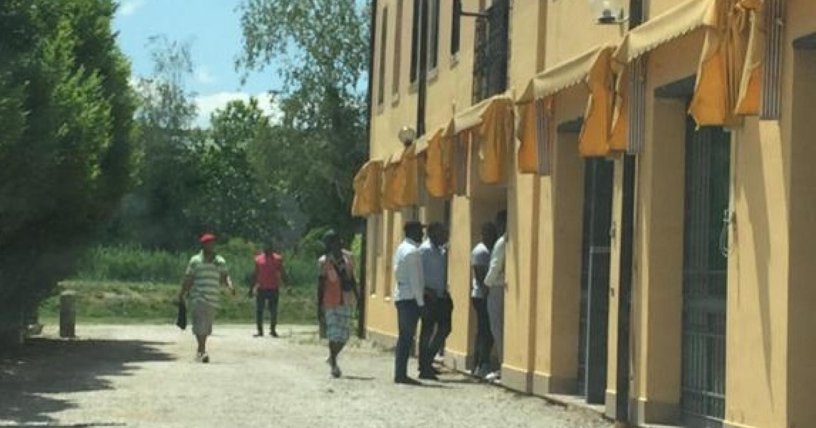 "Profughi a Loreo, vicino all'agriturismo di Amidei. Chi è causa del suo mal..."