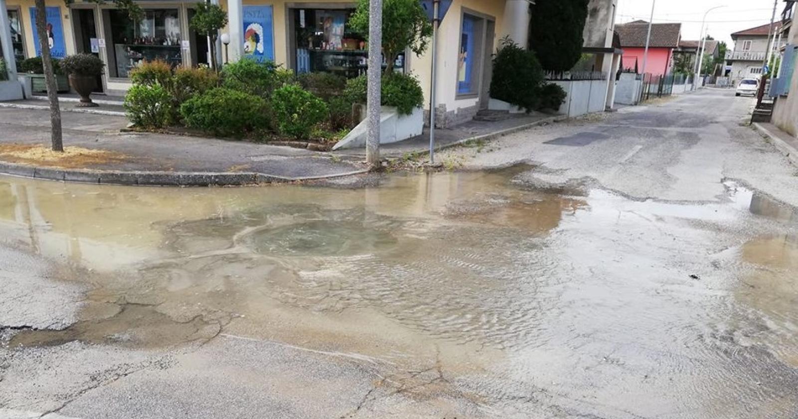 Attenzione, maxi perdita in via Dante. Possibili disservizi nell'erogazione dell'acqua